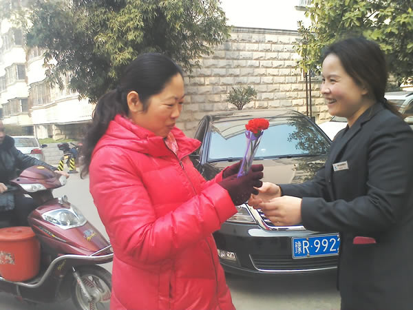 Hoạt động tặng hoa nhân ngày Mother's Day vào tháng 3 năm 2015